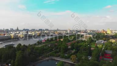 莫斯科市中心一架无人机的全景<strong>视频</strong>。 在市中心进行空中拍摄，美丽的公园<strong>景色</strong>